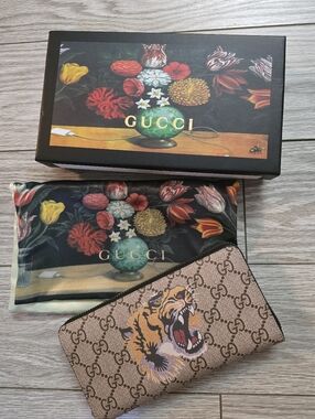 Gucci Beige GG Supreme Zip Wallet with Tiger Motif